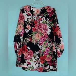 Ladies v-neck, floral print top, Notations size XL